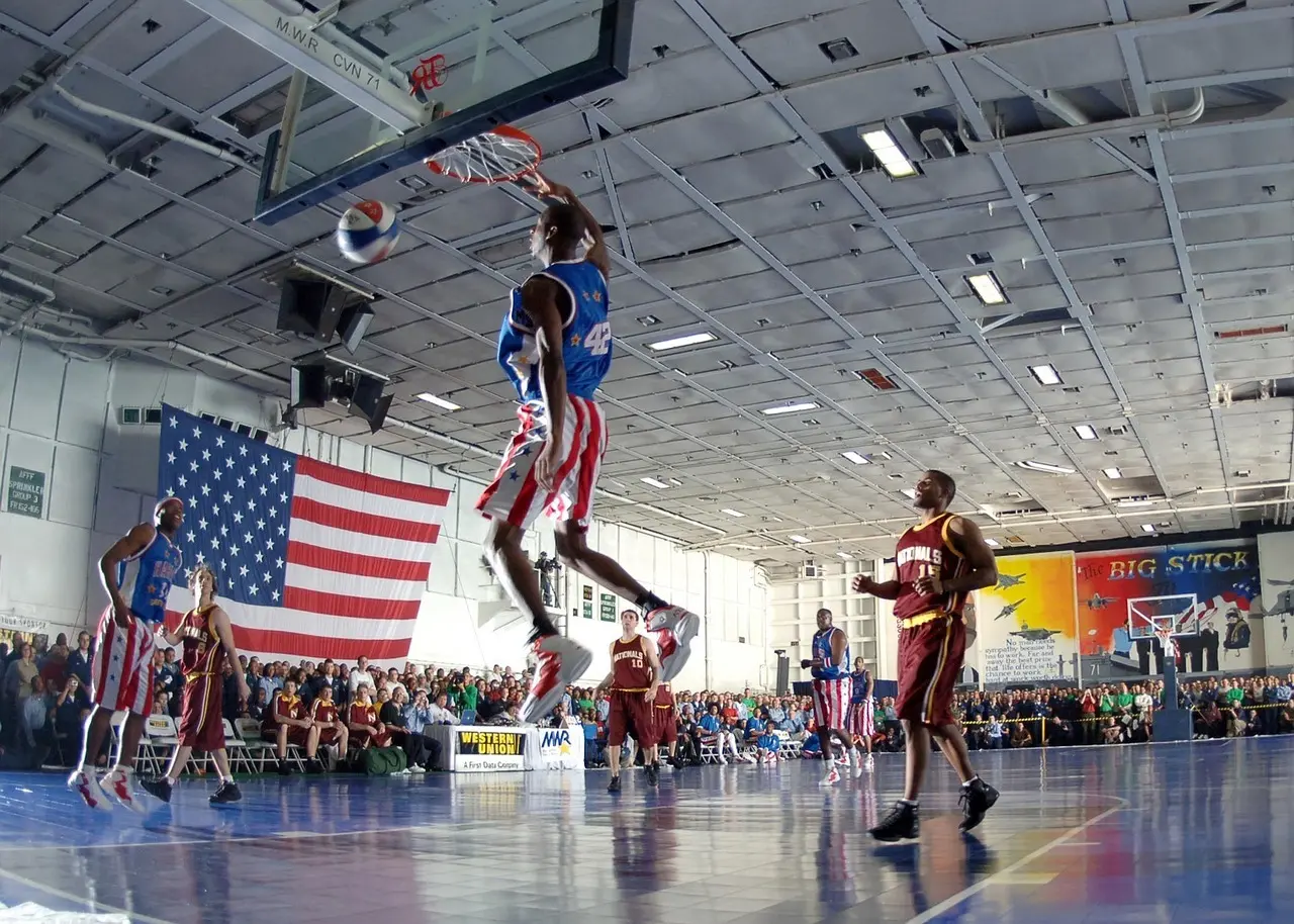 Basketballspiller der dunker i en hal