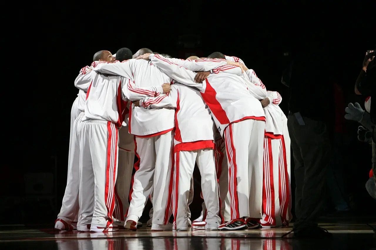 Basketballhold samlet i en huddle